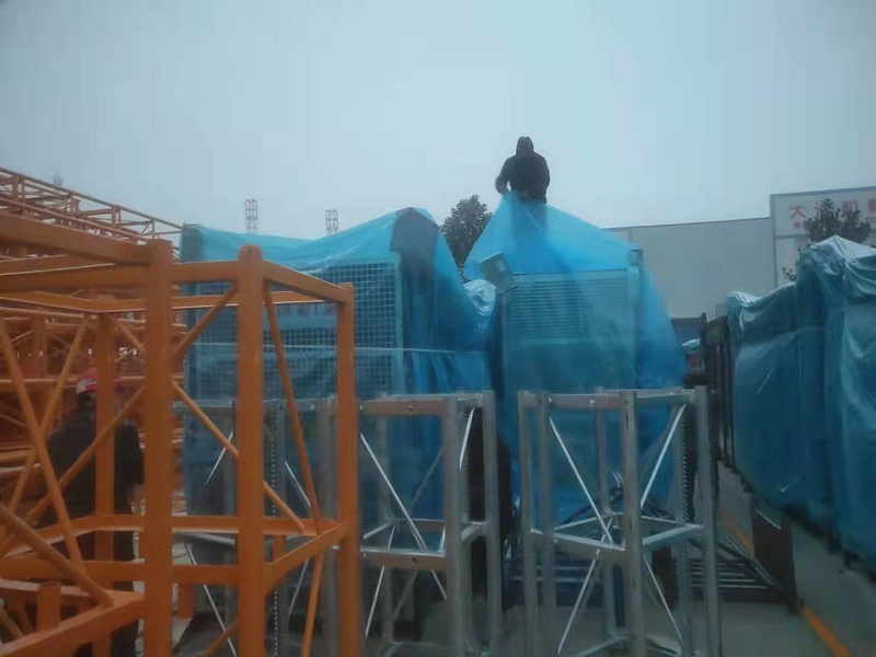 大誠人不畏風雪，加蓋雨布