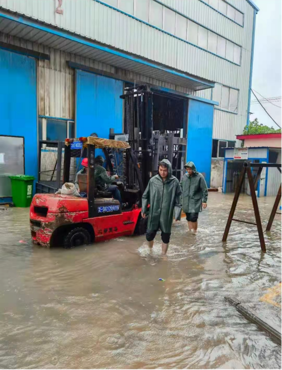 大誠員工積極抗洪 大誠員工積極抗洪